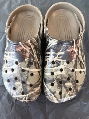 CROCS Camo Pattern men’s size 8, women’s size 10